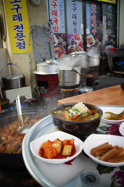 현풍 도깨비시장의 별미인 수구레국밥. 수구레는 소의 피육 중 연육만 적출해 낸 것이다.