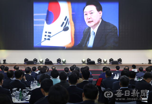 윤석열 대통령이 매일신문 주최 대구 수성호텔에서 열린 '2024 대구경북 신년교례회'에서 축하 메시지를 전하고 있다. 성일권 기자 sungig@imaeil.com