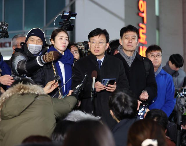 더불어민주당 이재명 대표가 부산 현지 방문 일정 중 흉기 습격을 당한 2일 이 대표가 치료 중인 서울 종로구 서울대병원 앞에서 더불어민주당 권칠승 수석대변인이 브리핑하고 있다. 연합뉴스