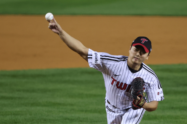 8일 서울 잠실야구장에서 열린 2023 KBO 한국시리즈 2차전 kt wiz와 LG 트윈스의 경기. LG 마무리 투수 고우석이 역투하고 있다. 연합뉴스