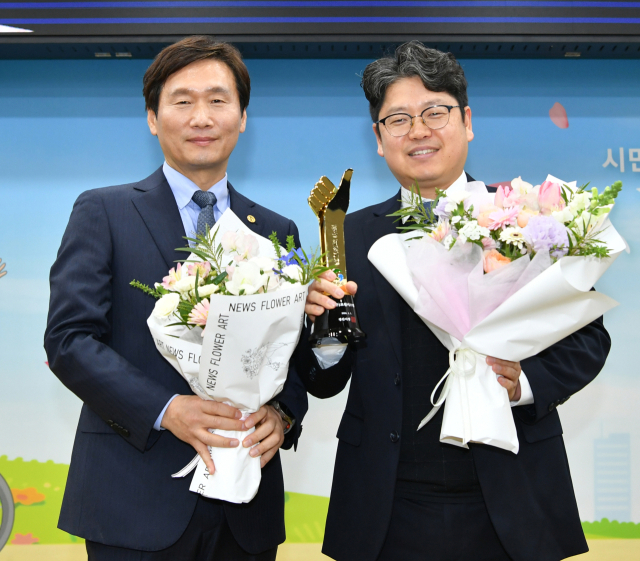 2024년 1분기 경산 희망기업으로 ㈜포원시스템(대표 권오대,오른쪽)이 선정돼 2일 경산시청에서 조현일 경산시장으로부터 기념패를 받고 있다.