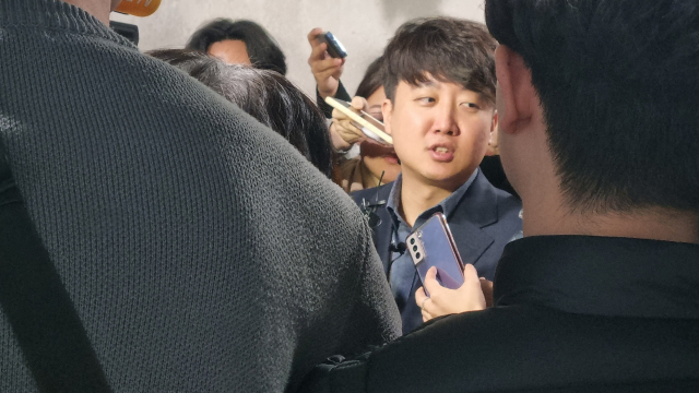 3일 국회 소통관에서 허은아 의원의 국민의힘 탈당 기자회견에 함께한 이준석 전 대표가 기자들의 질문에 답하고 있다. 박영채 기자 pyc@imaeil.com