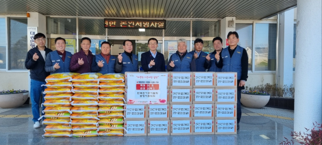 한국전기공사협회 경북도회 포항시협의회가 지난달 29일 포항시 남구 대송면 행정복지센터를 방문해 이웃돕기 성품을 전달하고 있다. 한국전기공사협회 포항시협의회 제공.