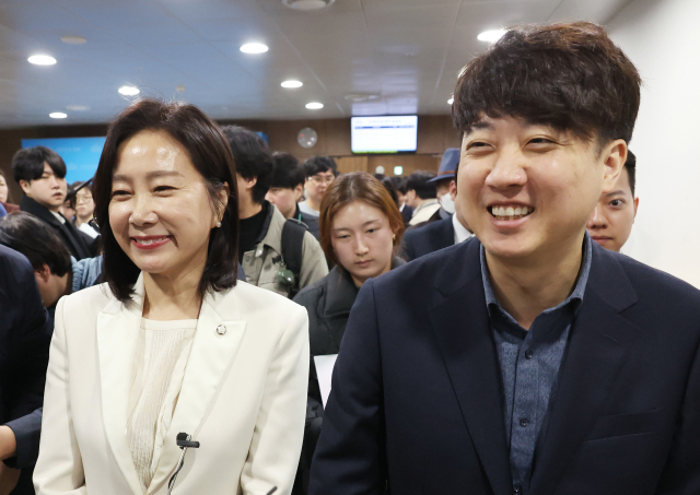 국민의힘 허은아 의원(왼쪽)이 3일 국회에서 탈당 기자회견을 마치고 개혁신당(가칭)을 준비 중인 이준석 전 국민의힘 대표와 함께 걸어나오고 있다. 연합뉴스