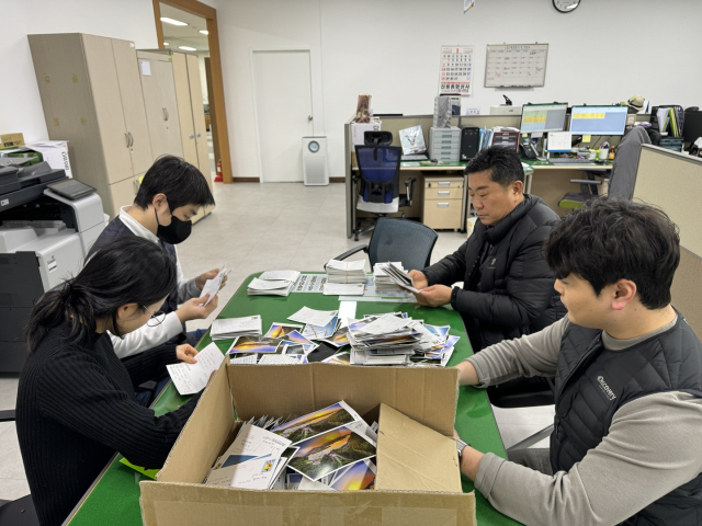 경북문화관광공사 직원들이 지난해 하반기 경주 보문관광단지 느린 우체통에 모인 엽서를 분류하고 있다. 경북문화관광공사 제공