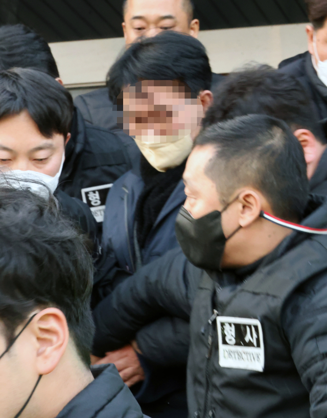이재명 더불어민주당 대표를 공격한 60대 김모씨가 2일 오후 부산 강서경찰서에서 나오고 있다. 김씨는 이날 오전 가덕도 신공항 부지를 둘러본 뒤 기자들과 문답을 진행 중이던 이 대표를 흉기로 습격했다. 연합뉴스