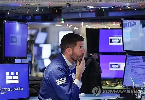 2일(현지시간) 뉴욕증권거래소(NYSE)의 트레이더. 연합뉴스 제공