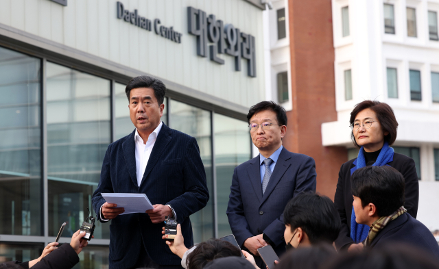 강청희 전 대한의사협회 부회장(왼쪽)과 더불어민주당 권칠승 수석대변인(가운데)이 3일 서울 종로구 서울대병원에서 이재명 더불어민주당 대표의 피습 관련 치료 경과 상태를 브리핑하고 있다. 연합뉴스
