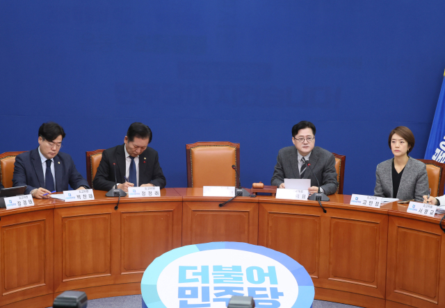 더불어민주당 홍익표 원내대표가 3일 오전 국회에서 열린 최고위원회의에서 발언하고 있다. 흉기 피습으로 치료 중인 이재명 대표의 자리가 비어있다. 연합뉴스