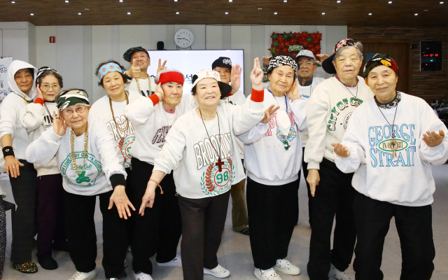 경북 칠곡군 왜관읍 섬김주간힐링보호센터를 이용하는 어르신들로 구성된 래퍼 그룹 