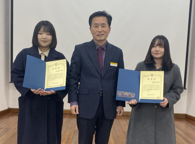 왼쪽부터 노혜성 전문상담교사, 전태영 교육장, 권소희 주문관. 영주교육지원청 제공