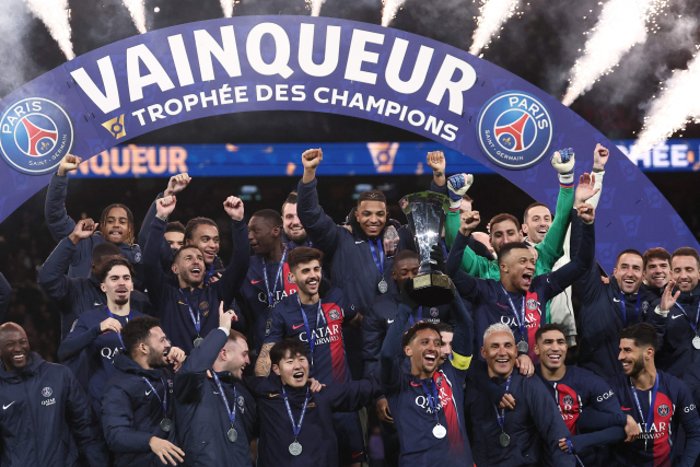 PSG 선수들이 4일 프랑스 파리의 파르크 데 프랭스에서 열린 2023 트로페 데 샹피온에 출격해 툴루즈를 2대0으로 누르고 우승 트로피를 들어올렸다. 연합뉴스