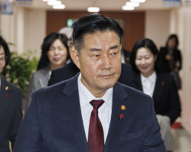 신원식 국방부 장관이 지난해 12월 29일 오후 서울 종로구 정부서울청사에서 열린 임시국무회의에 입장하고 있다. 연합뉴스