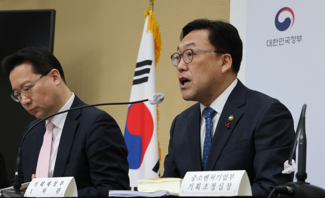 김병환 기획재정부 1차관이 지난 2일 세종시 정부세종청사에서 2024년 경제정책방향 상세브리핑을 하고 있다. 왼쪽은 윤인대 기획재정부 경제정책국장. 연합뉴스
