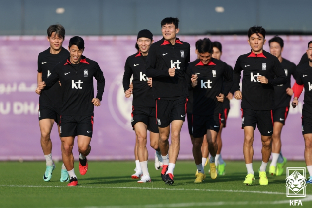 2023 아시아축구연맹(AFC) 아시안컵에 나서는 대한민국 축구 국가대표팀 선수들이 3일(현지시간) 아랍에미리트 뉴욕대학교 아부다비 스타디움에서 대회 대비 훈련을 하고 있다. 연합뉴스