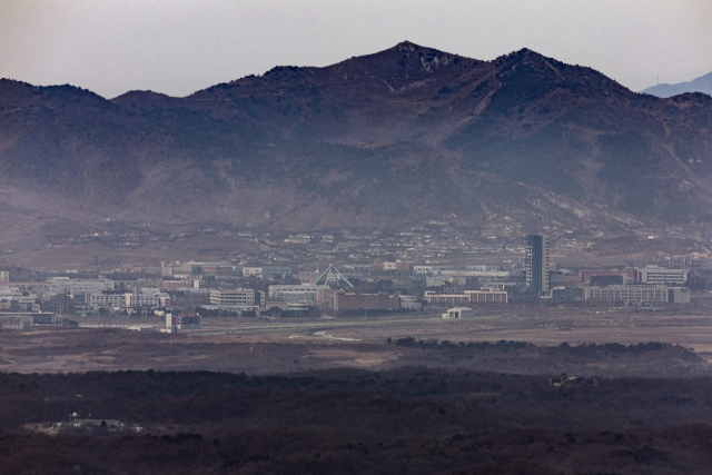 지난 1월 경기도 파주시 접경지역에서 바라본 서부전선 비무장지대(DMZ)와 2020년 6월 북측의 연락사무소 폭파로 가동이 중단된 개성공단 일대의 모습. 연합뉴스