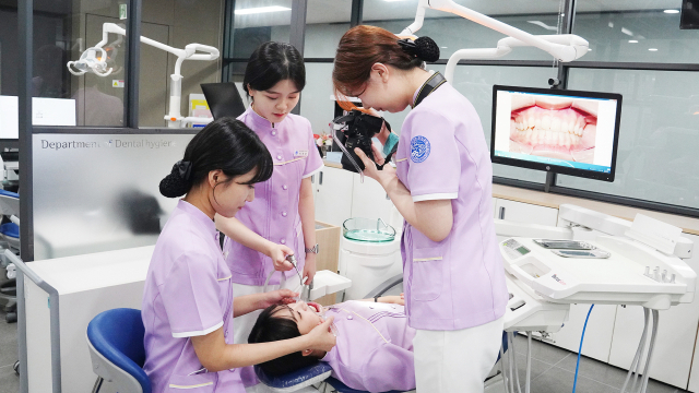 영남이공대(총장 이재용) 치위생과가 한국보건의료인국가시험원에서 시행한 '제51회 치과위생사 국가시험'에서 38명의 합격자를 배출했다. 영남이공대 제공