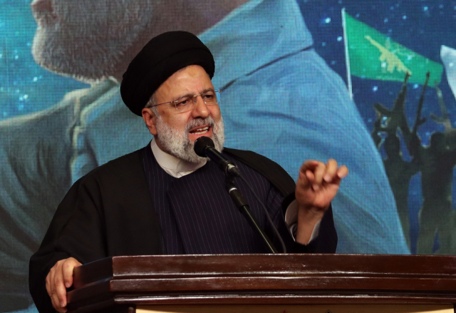 에브라힘 라이시 이란 대통령이 3일(현지시간) 테헤란에서 열린 가셈 솔레이마니 혁명수비대 사령관 4주기 추모 기념식에서 연설하고 있다. 라이시 대통령은 이날 케르만 지역의 추모 행사에서 발생한 대규모 폭발의 배후 세력을 향해 