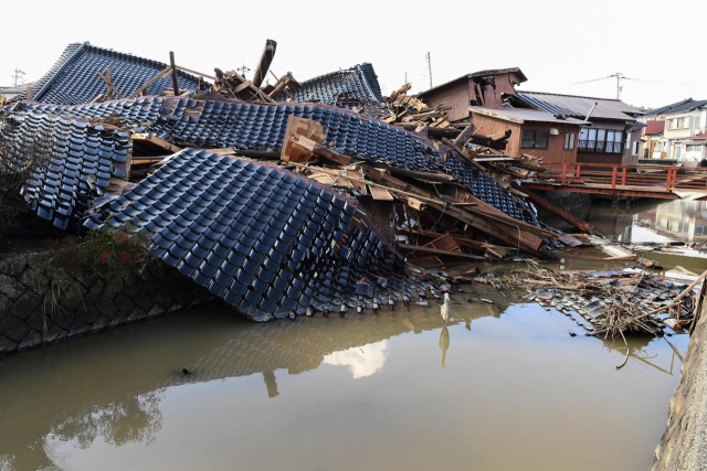 새해 첫날 일본 이시카와현 노토반도를 덮친 규모 7.6의 강진으로 4일 아나미즈마치의 건물이 무너져 있다. 연합뉴스