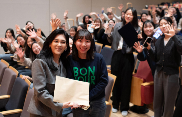 이부진 두을장학재단 이사장이 4일 서울시 용산구 리움미술관 대강당에서 열린 2024학년도 장학증서 수여식에서 장학생과 기념 촬영하고 있다. 연합뉴스