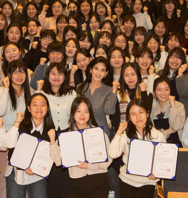 이부진 두을장학재단 이사장이 4일 서울시 용산구 리움미술관 대강당에서 열린 2024학년도 장학증서 수여식에서 장학생들과 기념 촬영하고 있다. 연합뉴스
