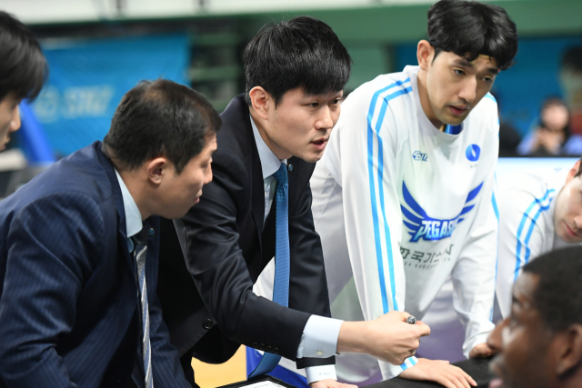 대구 한국가스공사 페가수스의 강혁 감독대행이 4일 대구실내체육관에서 열린 2023-2024 KBL 안양 정관장 레드부스터스와의 경기 도중 작전 시간을 요청, 선수들에게 작전을 지시하고 있다. KBL 제공