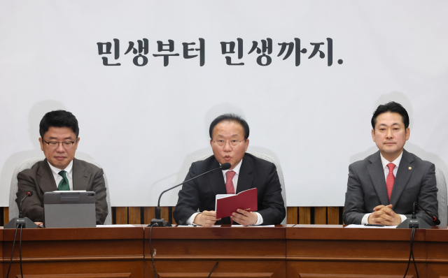 국민의힘 윤재옥 원내대표가 5일 오전 국회에서 열린 원내대책회의에서 발언하고 있다. 왼쪽부터 유의동 정책위의장, 윤 원내대표, 장동혁 사무총장. 연합뉴스