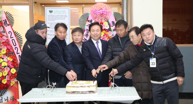 안동농협농산물공판장이 4일 올 해 첫 경매를 알리는 초매식을 가졌다. 안동농협 제공