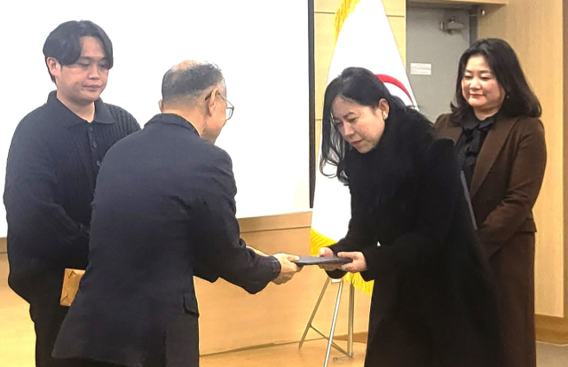 국립안동대학교 대학일자리플러스센터 김경미 선임컨설턴트가 고용노동부장관상 표창을 전수받고 있다. 안동데 제공