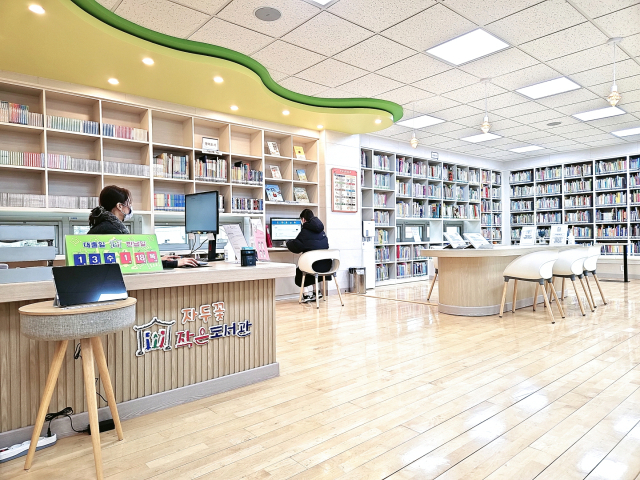 새단장을 끝내고 지난 2일 운영을 재개한 자두꽃 작은 도서관 모습. 김천시립도서관 제공