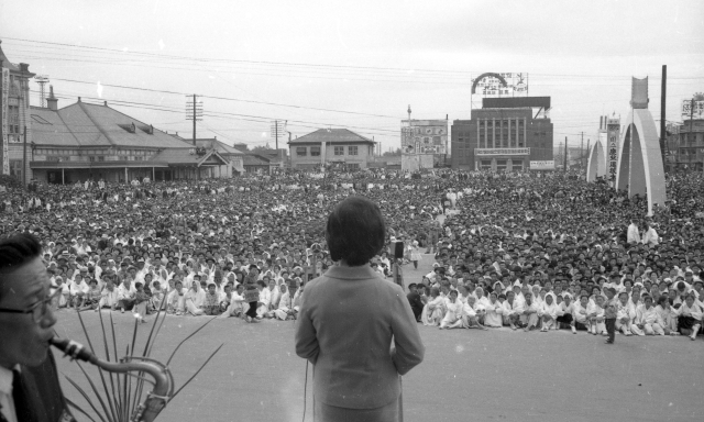 1964년 대구역 광장에서 열린 5·16 제3주년 기념 군·관·민 친선 직장대항 노래 자랑 대회. 중구 도심재생문화재단 제공