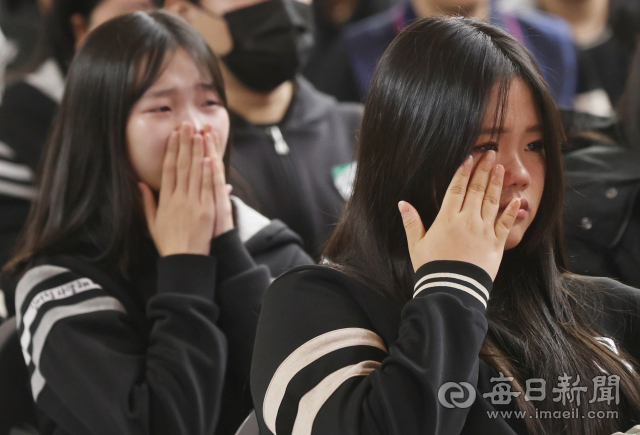 5일 대구 달서구 신당중학교에서 오는 3월 폐교를 앞두고 열린 마지막 졸업식에서 졸업생들이 졸업영상을 보며 눈물을 흘리고 있다. 1995년 개교한 신당중학교는 학생수 감소로 인해 이날 61명의 졸업생 배출을 끝으로 문을 닫게 된다. 현재 1·2학년 학생 64명은 인근 2개 중학교에 분산 배치된다. 성일권 기자 sungig@imaeil.com