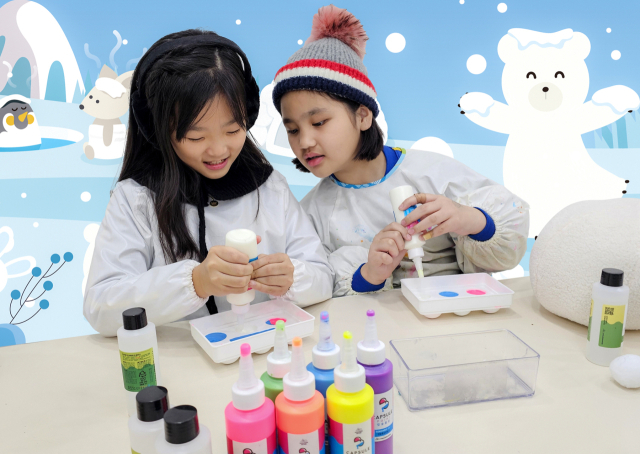 스노우미술관4 '겨울숲놀이터'를 체험하고 있는 어린이들. 대백프라자갤러리 제공