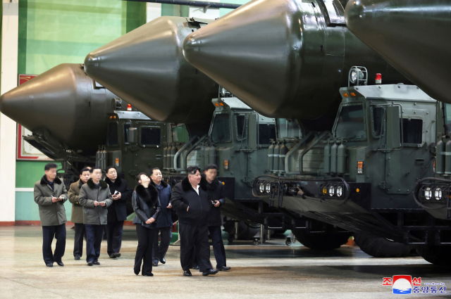 김정은 북한 국무위원장이 대륙간탄도미사일(ICBM) 발사대 생산 공장을 둘러보며 전략미사일 전력을 과시했다. 조선중앙통신은 김 위원장이 '중요군용대차생산공장'을 현지 지도했다고 5일 보도했다. 연합뉴스