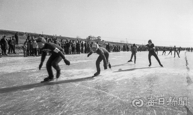 1970년 1월 20일 동촌 금호강 특설링크에서 열린 제2회 경북신인빙상대회에서 선수들이 역주하고 있다. 사진=매일아카이빙센터