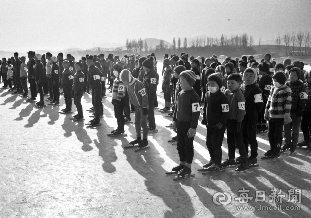 1970년 1월 20일 제2회 경북신인빙상대회에 앞서 선수들이 개막식을 갖고 있다. 사진=매일아카이빙센터