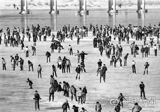 1977년 1월 23일 영하 8도의 강추위에 동촌 금호강이 꽁꽁 얼어붙자 휴일을 맞아 스케이터들이 아양교 아래에서 겨울 스포츠를 즐기고 있다. 사진=매일아카이빙센터