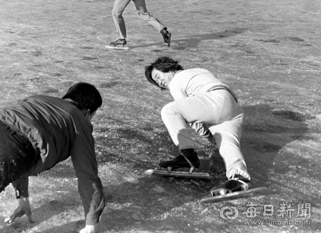 1977년 1월 23일 동촌 금호강에서 스케이트 타다 중심을 잃고 넘어진 시민들. 사진=매일아카이빙센터