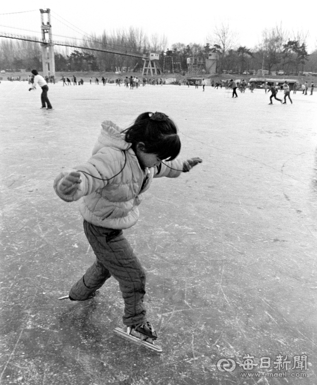 1977년 1월 23일 동촌 금호강에 나온 한 꼬마 아가씨가 조심조심 스케이트를 배우고 있다. 사진=매일아카이빙센터