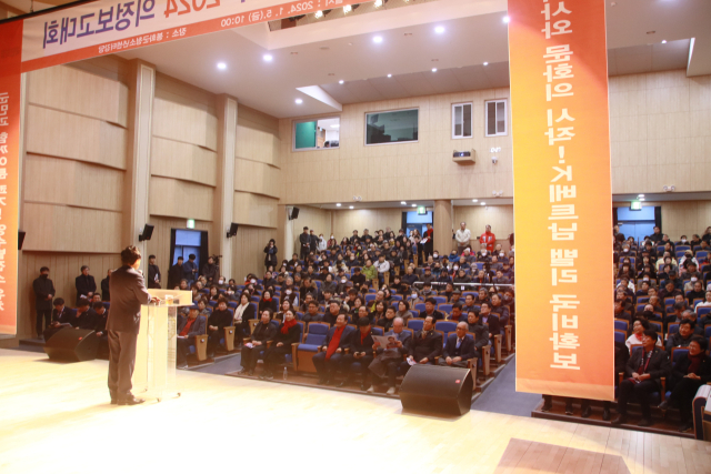 박형수 국회의원이 봉화군 청소년센터에서 당원과 지역 주민들이 참석한 가운데 의정보고회를 하고 있다. 마경대 기자
