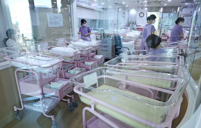 지난 12월 26일 서울의 한 공공산후조리원 신생아실에 일부 요람이 비어 있다. 한국의 합계출산율은 작년 0.78명으로 OECD 회원국 중 가장 낮고, 전 세계에서 홍콩(0.77 명)에 근소한 차이로 뒤지는