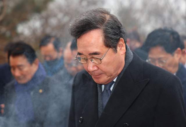 더불어민주당 이낙연 전 대표가 2일 오전 국립서울현충원을 찾아 김대중 전 대통령 묘소 참배를 하고 있다. 연합뉴스