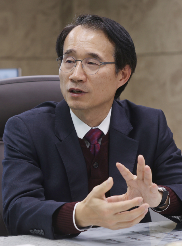 김종한 한국안광학산업진흥원 신임 원장이 5일 매일신문과 인터뷰를 하고 있다. 성일권 기자 sungig@imaeil.com