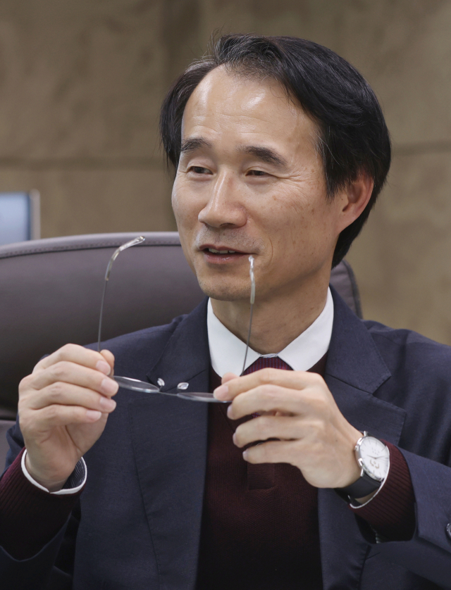 김종한 한국안광학산업진흥원 신임 원장이 5일 매일신문과 인터뷰 도중 쓰고 있던 안경을 벗고 안경 산업 발전에 대해 설명하고 있다. 성일권 기자 sungig@imaeil.com