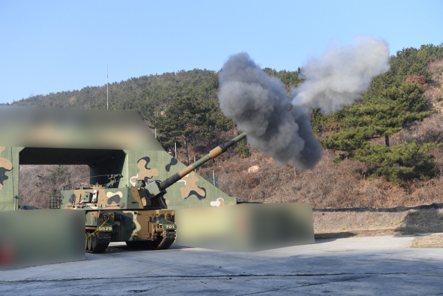 북한이 서해 북방한계선(NLL) 인근 해안포 사격을 실시한 5일 연평도에서 우리 군 K9 자주포가 해상사격 훈련을 하고 있다. 연합뉴스