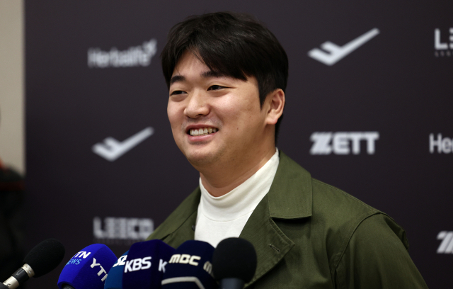 미국프로야구(MLB) 샌디에이고 파드리스와 계약한 투수 고우석이 6일 오전 인천국제공항 제2터미널을 통해 귀국한 뒤 인터뷰를 하고 있다. 연합뉴스