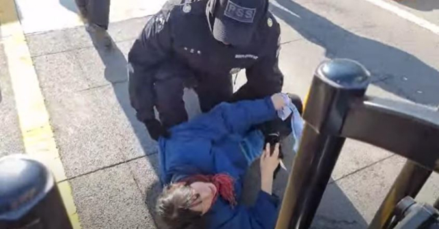 한국대학생진보연합 회원들이 6일 용산 대통령실 내부로 진입하려다 경찰에 체포됐다. 유튜브 캡처