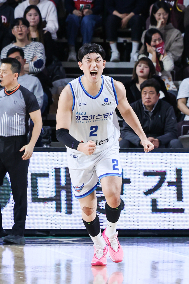 대구 한국가스공사 페가수스의 신승민이 6일 창원체육관에서 열린 2023-2024 KBL 창원 LG 세이커스와의 경기 때 3점슛을 터뜨린 뒤 환호하고 있다. KBL 제공