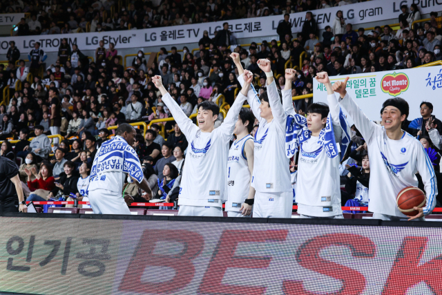 대구 한국가스공사 페가수스 선수들이 6일 창원체육관에서 열린 2023-2024 KBL 창원 LG 세이커스와의 경기 4쿼터 막판 차바위의 장거리 3점포가 터지자 환호하고 있다. KBL 제공