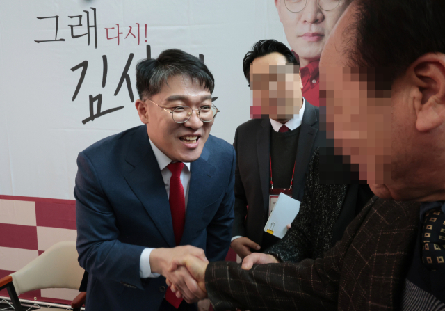 명절 때 총선 출마를 시사하는 문자를 고향 사람들에게 보내는 등 논란이 된 김상민 대전고검 검사(사법연수원 35기)가 6일 오후 경남 창원시 의창구 창원대학교 종합교육관에서 출판기념회를 열고 참석자에게 인사하고 있다. 연합뉴스